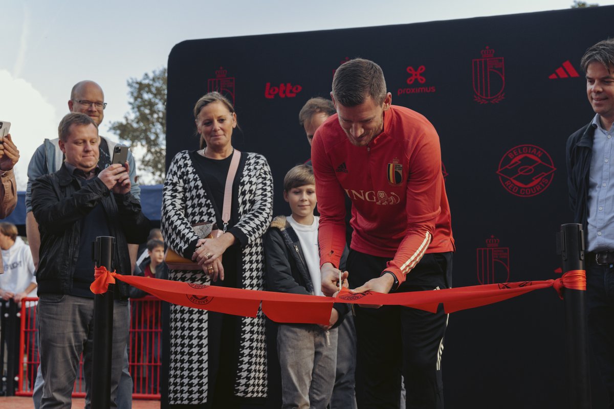 RoyalBelgianFA's tweet photo. Ambassador @JanVertonghen officially opened our second Belgian Red Court in Sint-Niklaas. 😍 https://t.co/C4wCxETsle