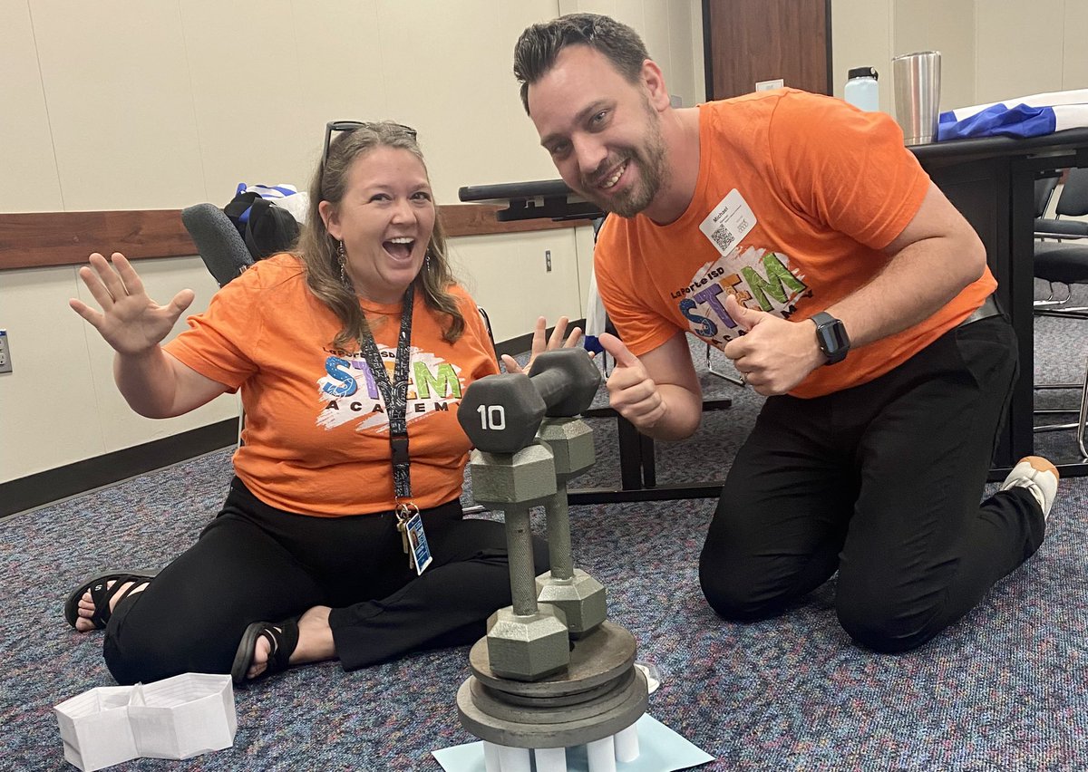 LPFrizzle's tweet photo. STEM Challenge accepted! Ten index cards to hold 60lbs. #R4SciConf #LPSTEM @Evolvingclassrm https://t.co/Kh5IYaHg8I