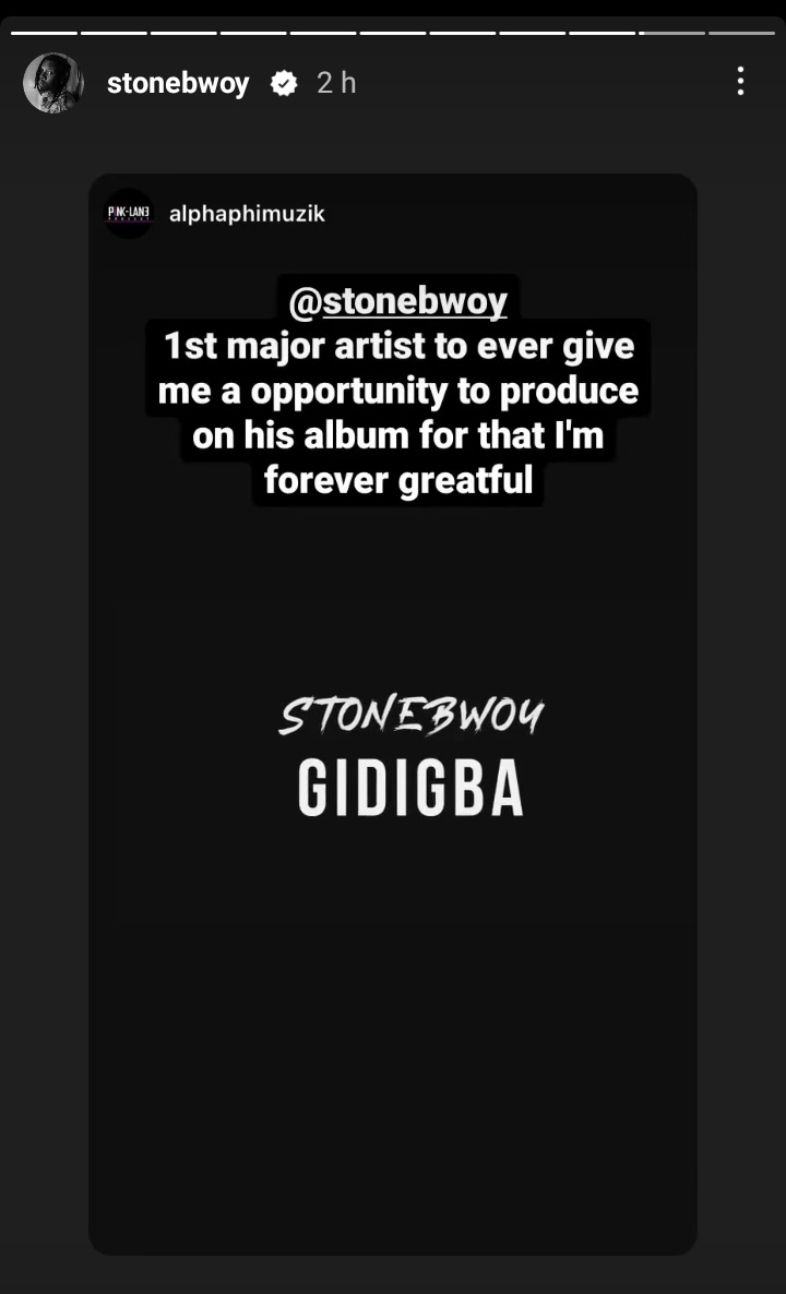 kAs_Worldwide's tweet photo. Music producer @AlphaPhiMuzik pays tribute to stonebwoy for giving him the opportunity to produce a song that was part of @stonebwoy's billboard charting album #EpistlesOfMama album .
#GIDIGBA video drops on the 28th of October(This Friday ) https://t.co/j2k5fjhYmo