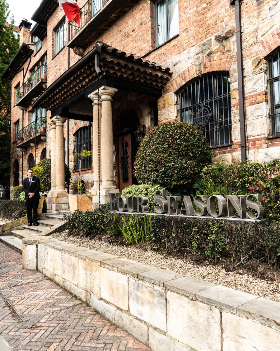 FSCasaMedina's tweet image. 📍 #FSCasaMedina 🗺️ #Bogotá
Start your adventure in the city by exploring the different restaurants in the neighborhood just a few steps away. Our hotel is located in the best gastronomic area of Bogotá.