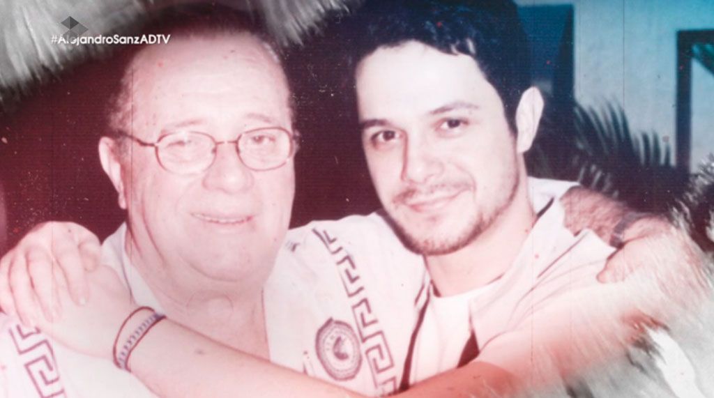 fatimatrinida10's tweet photo. Fue su padre el que le ayudó en su carrera, le enseñó a tocar desde bien pequeño y le inculcó el amor por la música, su padre era músico. Ahora ambos tienen una calle en donde se criaron, y un hueco en el corazon de gran parte de España ❤@AlejandroSanz #Jesuli #amordepadres https://t.co/2h9lkW8HN4