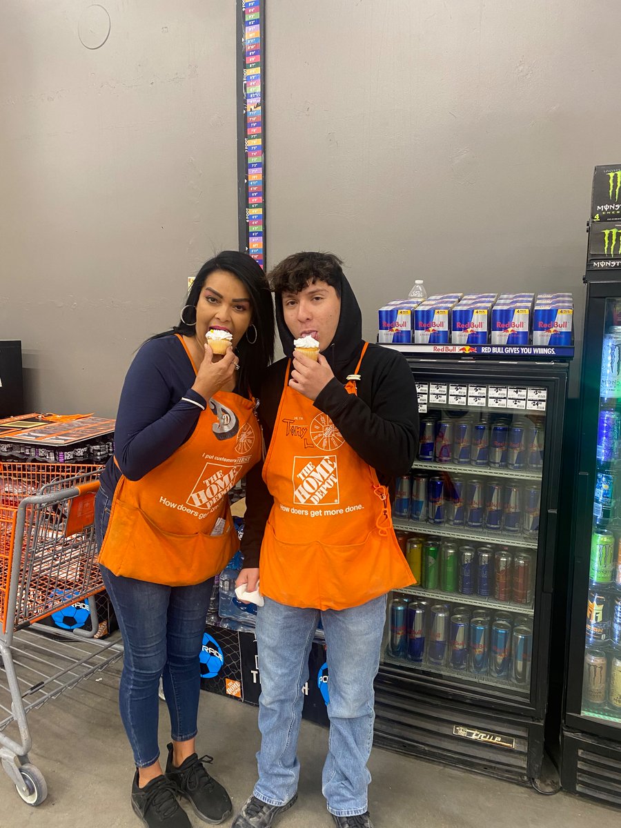 selasaid3's tweet photo. Nothing like starting your shift with a cupcake! Continuing CAM celebration with Cupcake day!! @OscarM_8523 @DianaSundermann @Fuerstenberg15 @Yolanda_8523 @Dalton8523 @MariFino8523 @Pro8523 https://t.co/hTdORVlWzT