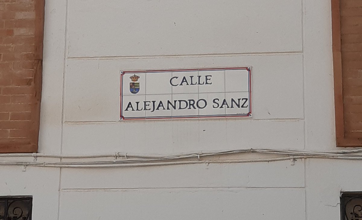 fatimatrinida10's tweet photo. Fue su padre el que le ayudó en su carrera, le enseñó a tocar desde bien pequeño y le inculcó el amor por la música, su padre era músico. Ahora ambos tienen una calle en donde se criaron, y un hueco en el corazon de gran parte de España ❤@AlejandroSanz #Jesuli #amordepadres https://t.co/2h9lkW8HN4
