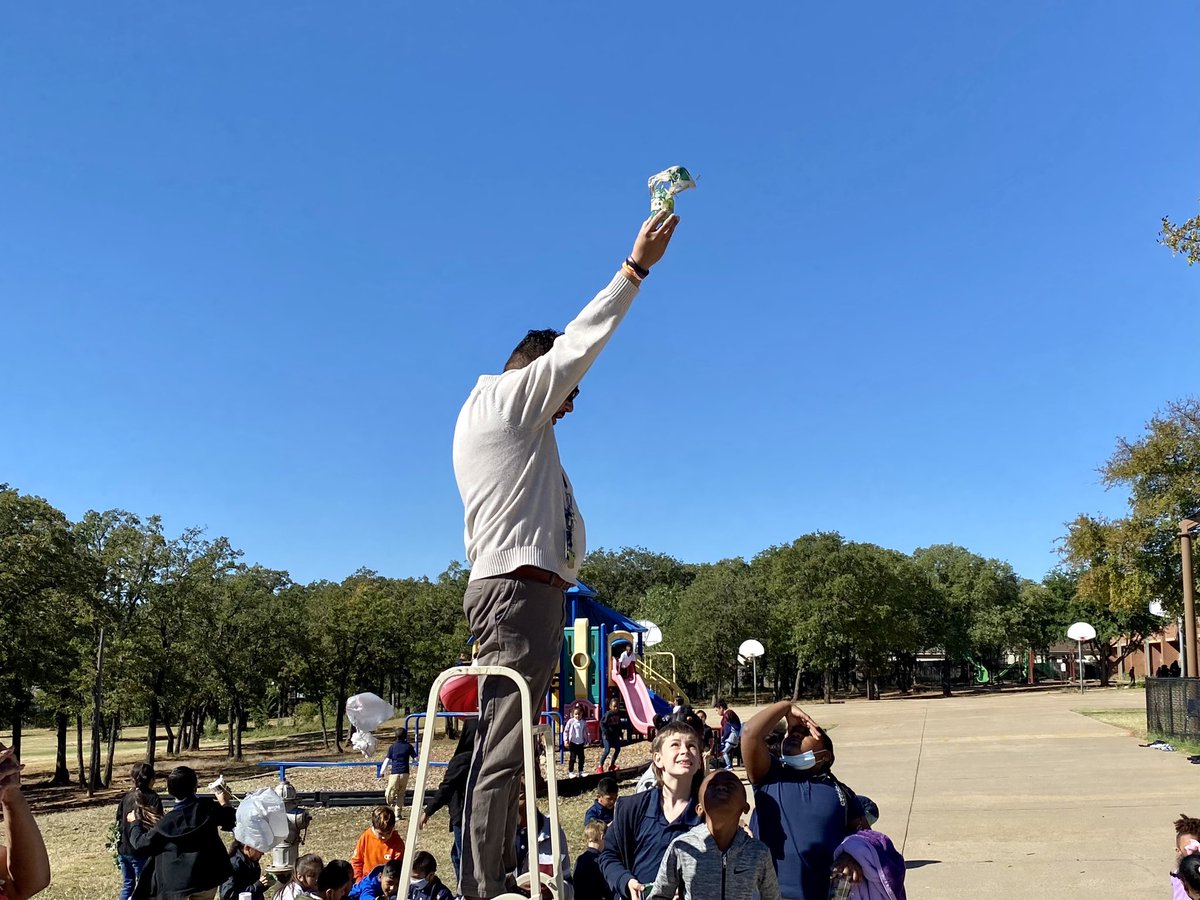 LoweryRoadFWISD's tweet photo. Third grade Leopards participate in egg drop competition. #FutureEngineers #TeamLowery https://t.co/bw5eb04TXI