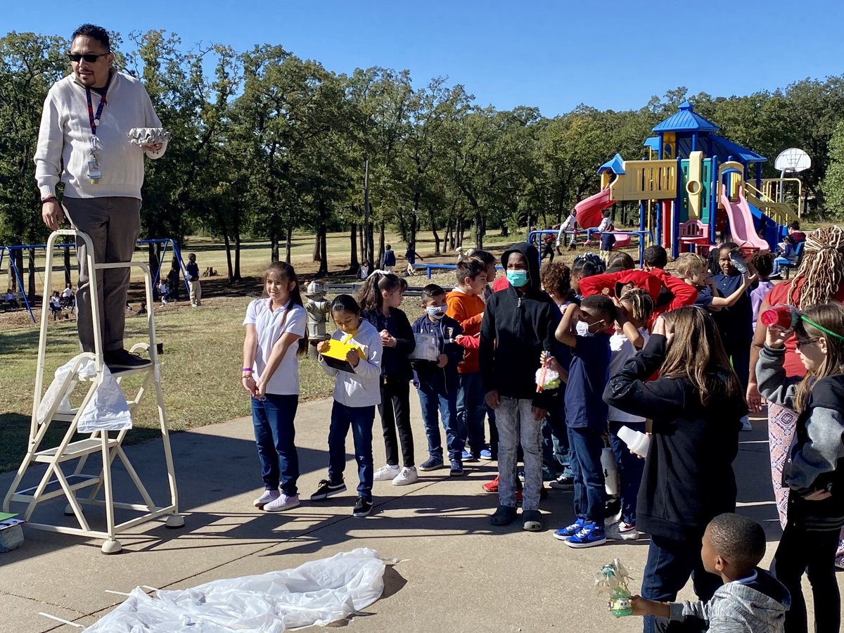 LoweryRoadFWISD's tweet photo. Third grade Leopards participate in egg drop competition. #FutureEngineers #TeamLowery https://t.co/bw5eb04TXI