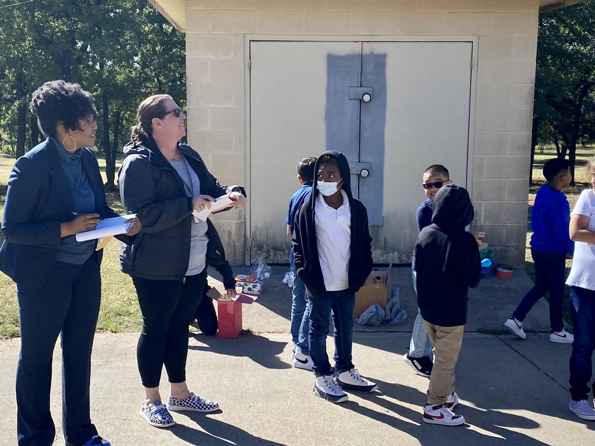 LoweryRoadFWISD's tweet photo. Third grade Leopards participate in egg drop competition. #FutureEngineers #TeamLowery https://t.co/bw5eb04TXI