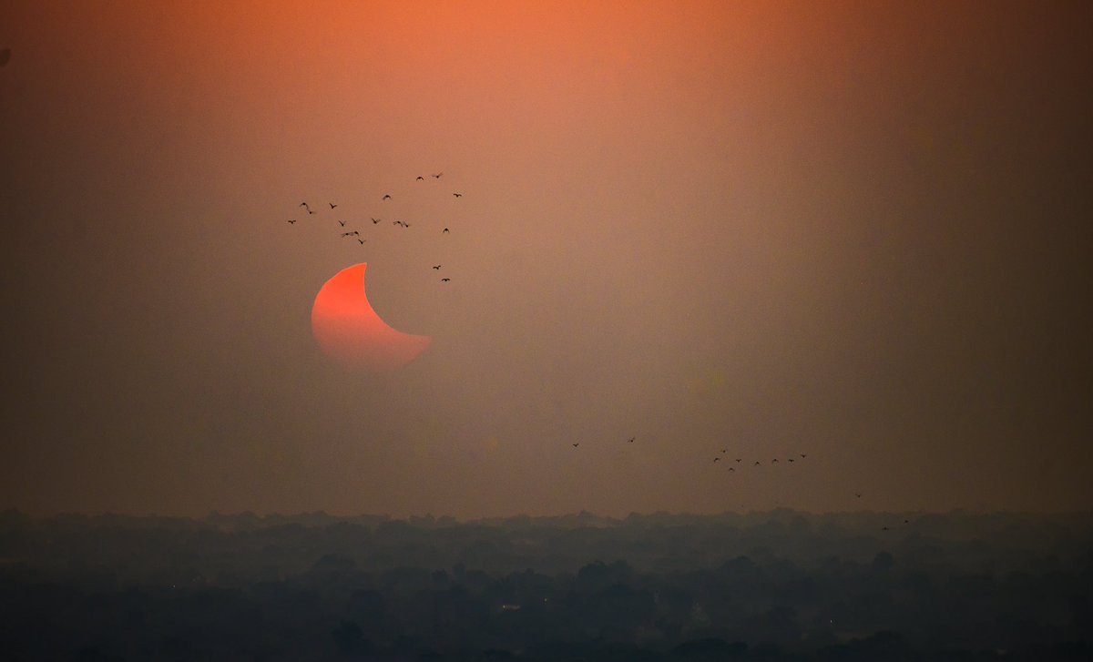 Iwriter_saheb's tweet photo. Pictures from the #SolarEclipse2022 today. Clicked on #iPhone13Pro by #Apple .
#SolarEclipse #solareclipseindia #SolarEclipse2022LIVE #solareclips @aajtak @ndtvindia @ndtv @ABPNews @BBCScienceNews @News18India @NASA https://t.co/AFaiLkubjR