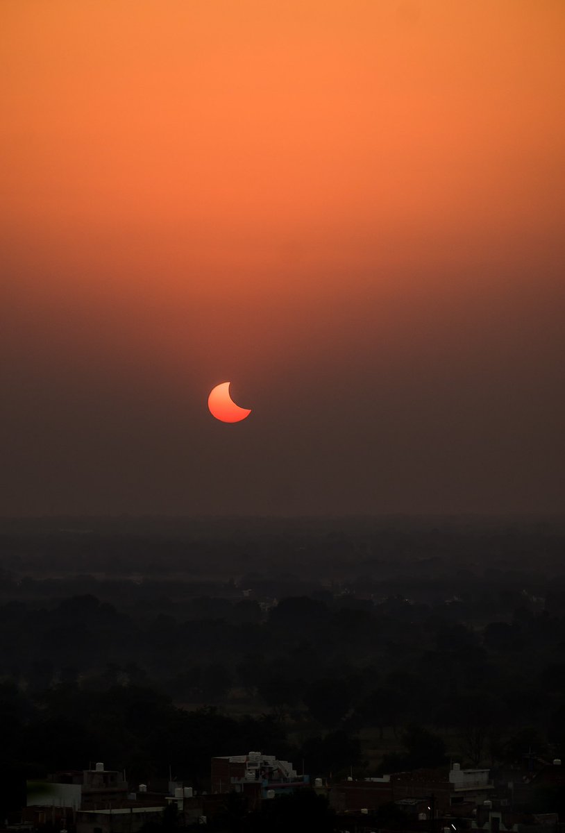 Iwriter_saheb's tweet photo. Pictures from the #SolarEclipse2022 today. Clicked on #iPhone13Pro by #Apple .
#SolarEclipse #solareclipseindia #SolarEclipse2022LIVE #solareclips @aajtak @ndtvindia @ndtv @ABPNews @BBCScienceNews @News18India @NASA https://t.co/AFaiLkubjR