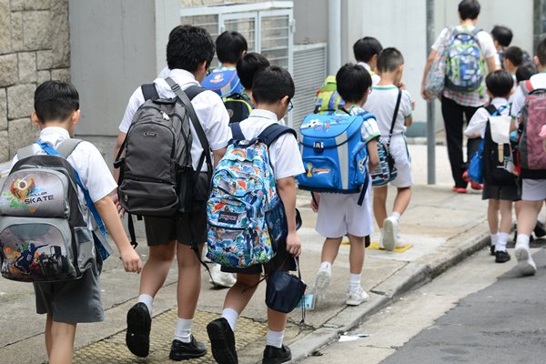 newsgovhk's tweet photo. The #EducationBureau announces the latest arrangements for #FaceToFaceClasses including the suspension of #vaccination requirements to be implemented in secondary schools from November 1 #COVID19 https://t.co/CAlYdJMHfL https://t.co/wswuC06Use