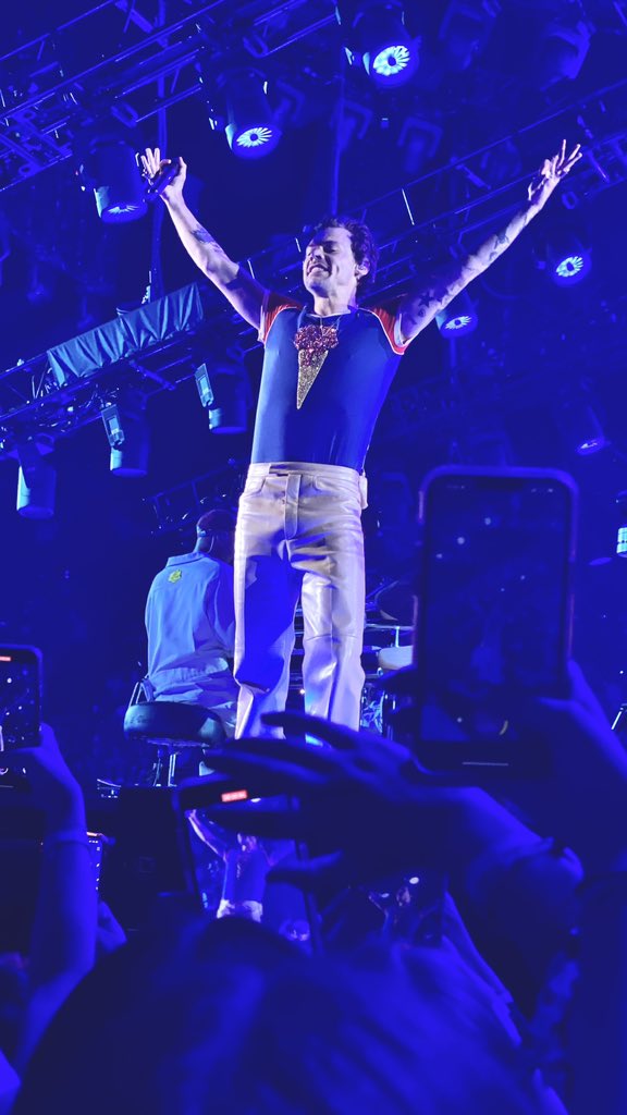 elisedotkom's tweet photo. VERY COOL pics from last night #LoveOnTourLA #lanight2 #HarryStyles https://t.co/YvL7REQr2t