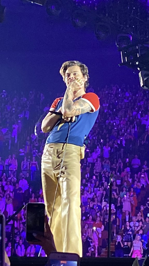 elisedotkom's tweet photo. VERY COOL pics from last night #LoveOnTourLA #lanight2 #HarryStyles https://t.co/YvL7REQr2t