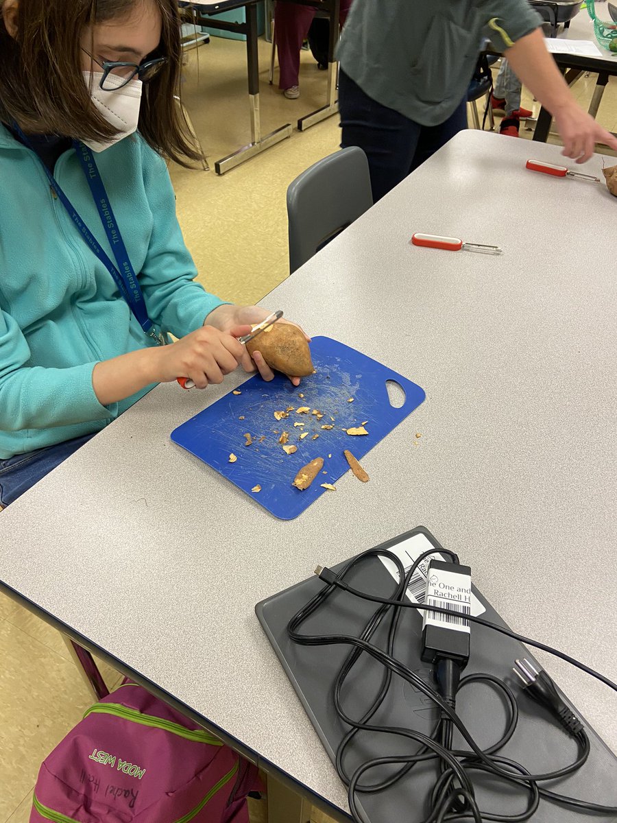 TheStablesFCPS's tweet photo. Wow! Thank you to @FoodChainLex for coming out and helping our students prepare and cook sweet potato latkes! Fun, educational, and delicious! https://t.co/MfSpzLYMdc