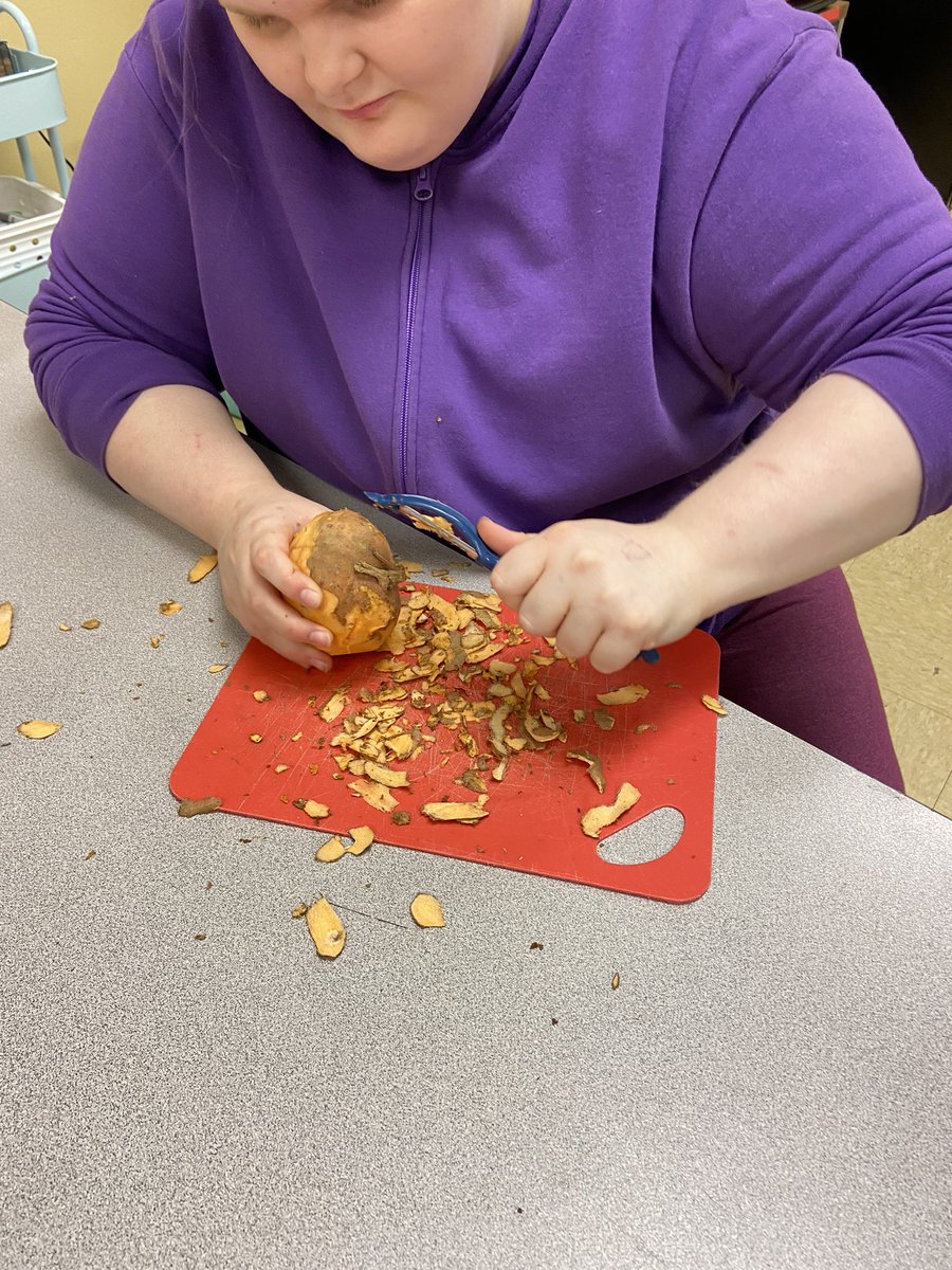 TheStablesFCPS's tweet photo. Wow! Thank you to @FoodChainLex for coming out and helping our students prepare and cook sweet potato latkes! Fun, educational, and delicious! https://t.co/MfSpzLYMdc