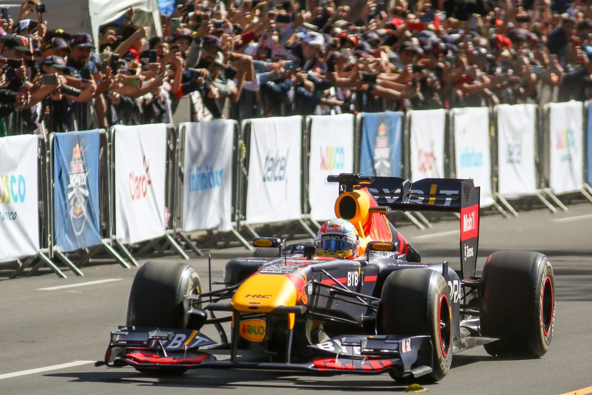 ELOCCIDENTAL's tweet photo. 🔴 #EnVivo | Checo Pérez en acción en la Minerva en el evento Red Bull Show Run GDL 2022
📸 @frodriguezfoto 
➡️ https://t.co/LhDrPMnG5s https://t.co/UfEbfu8IKd