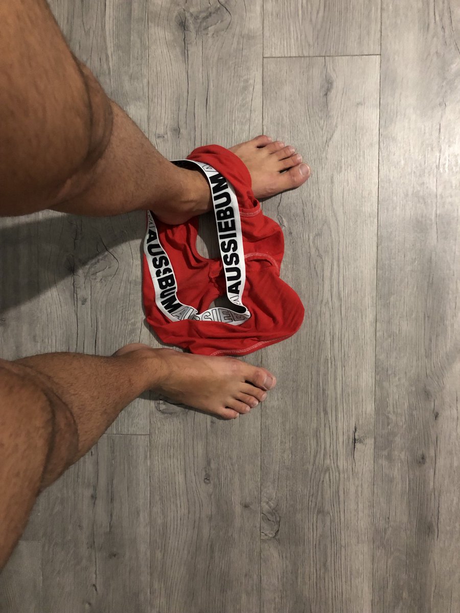 leoetom's tweet photo. Après la séance de sport entre mecs direction la douche #pied #pieds #piednus #fetisch #hetero #hétérocurieux #bi #gay #mec #sport #kiffeurcho7 #sportmotivation Instagram : https://t.co/yHiM98FUtj https://t.co/f5pNSZpEs6