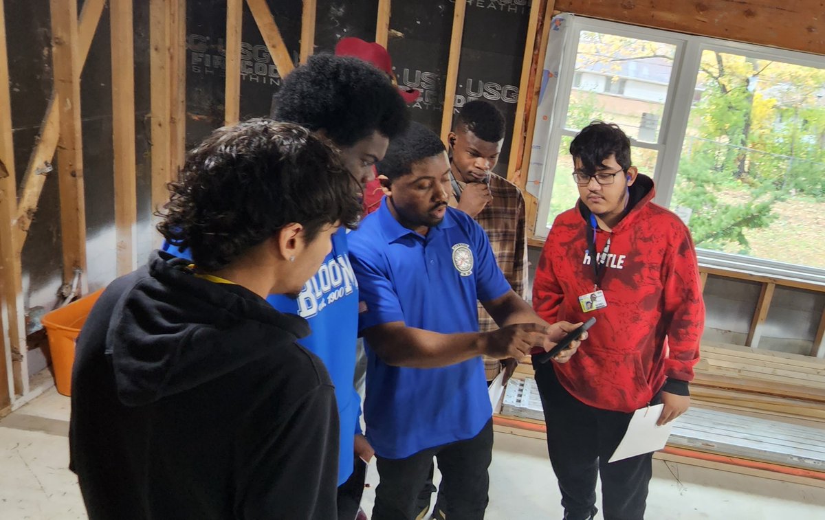 BAbulldognation's tweet photo. Career Exploration: Construction Trades- the only requirement is the willingness to learn #SD206 #thetrades #sixfigures https://t.co/wSeXOig5U5