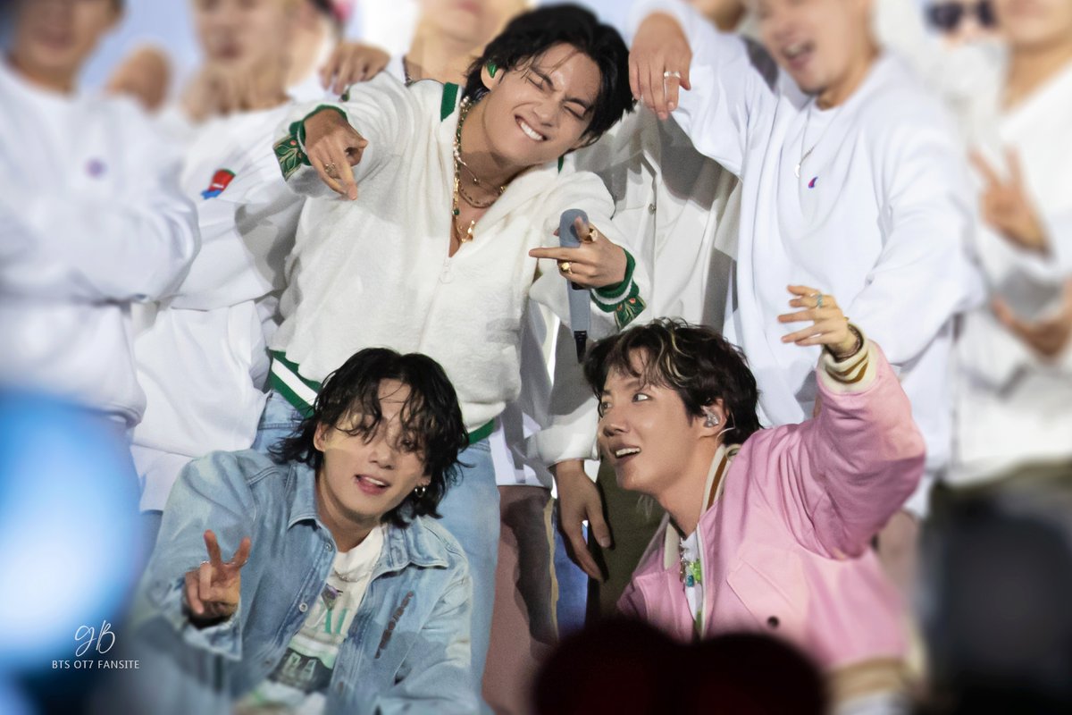 geobyeol's tweet photo. 221015 YTC in busan
우리 곰돌이 이렇게나 신났구나 😆😆
#BTS #방탄소년단 #JHOPE #V #JUNGKOOK #제이홉 #김태형 #전정국
@BTS_twt https://t.co/IBMkbf5U1m