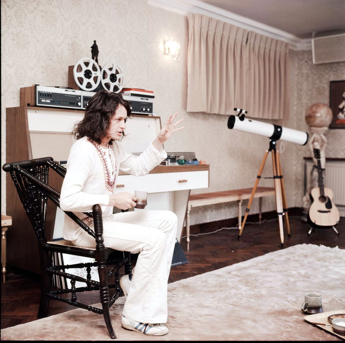 Happy 78th birthday, Jon Anderson!  
Thank you for so much wonderful music!

I\ve always loved this photo  