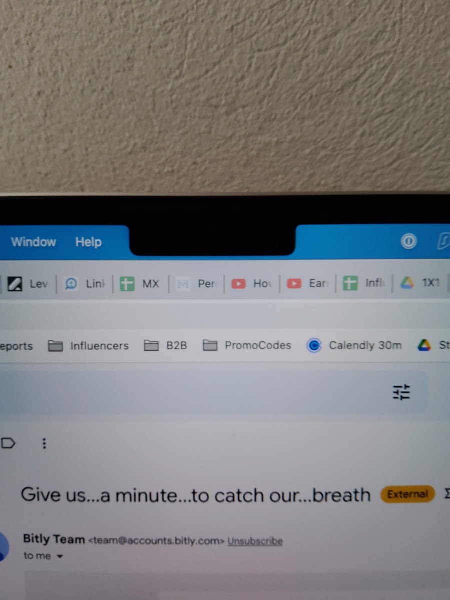 erickmillerz's tweet photo. Dear @Apple was it really so hard to make the menu bar 2 pixels thinner and be flush with the notch? @tim_cook https://t.co/bbTTYtHAOz
