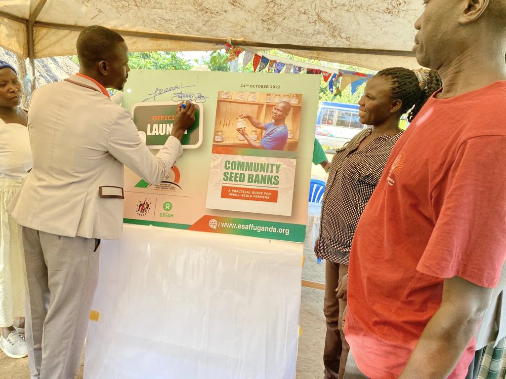 ESAFFUG's tweet photo. Farmers also signed the petition on the registration of local varieties
Small scale farmers together with the LC 3 Chairperson of Akeriau Sub County, Mr. Paul Epidu launched the Practical guide on Community Seed banks.
#ESAFF20
#SeedWeek2022
#SeedCaravan22
#AgroecologyNow https://t.co/PiPHwIcCvi