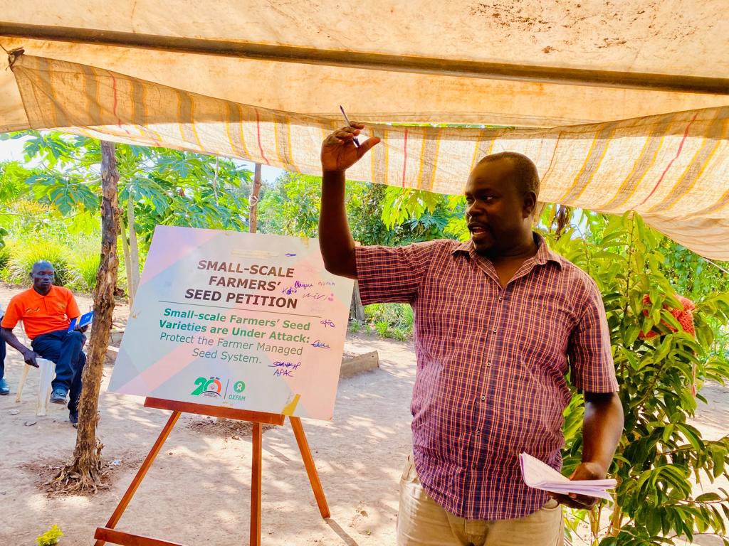 ESAFFUG's tweet photo. Farmers also signed the petition on the registration of local varieties
Small scale farmers together with the LC 3 Chairperson of Akeriau Sub County, Mr. Paul Epidu launched the Practical guide on Community Seed banks.
#ESAFF20
#SeedWeek2022
#SeedCaravan22
#AgroecologyNow https://t.co/PiPHwIcCvi
