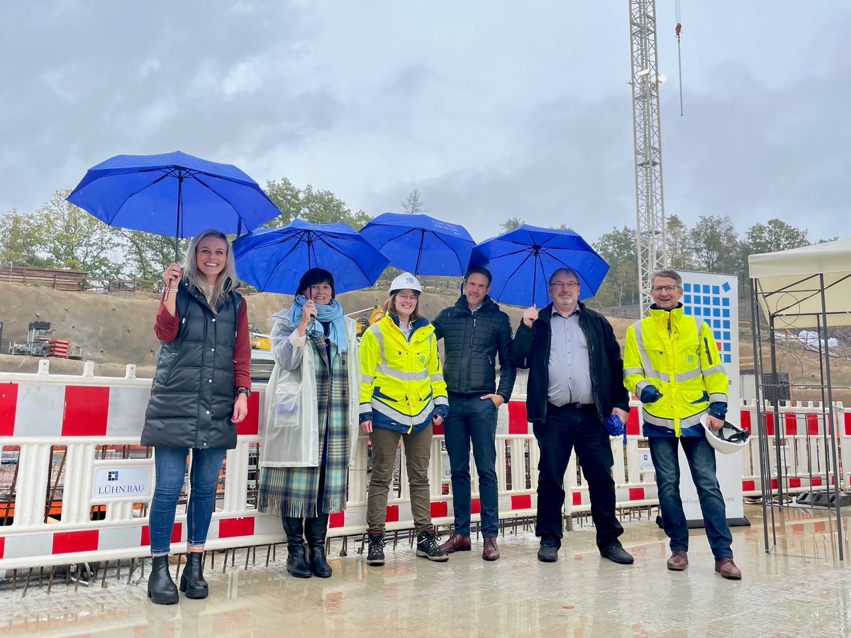 WillemsGabriele's tweet photo. Am vergangenen Freitag haben wir dem Wetter getrotzt und die Grundsteinlegung für das neue Forschungsgebäude INCYTE an der @UniSiegen gefeiert -  interdisziplinäres Zentrum für Nanoanalytik, Nanochemie und cyber-physische Sensortechnologien. https://t.co/EbEeDn1wRd