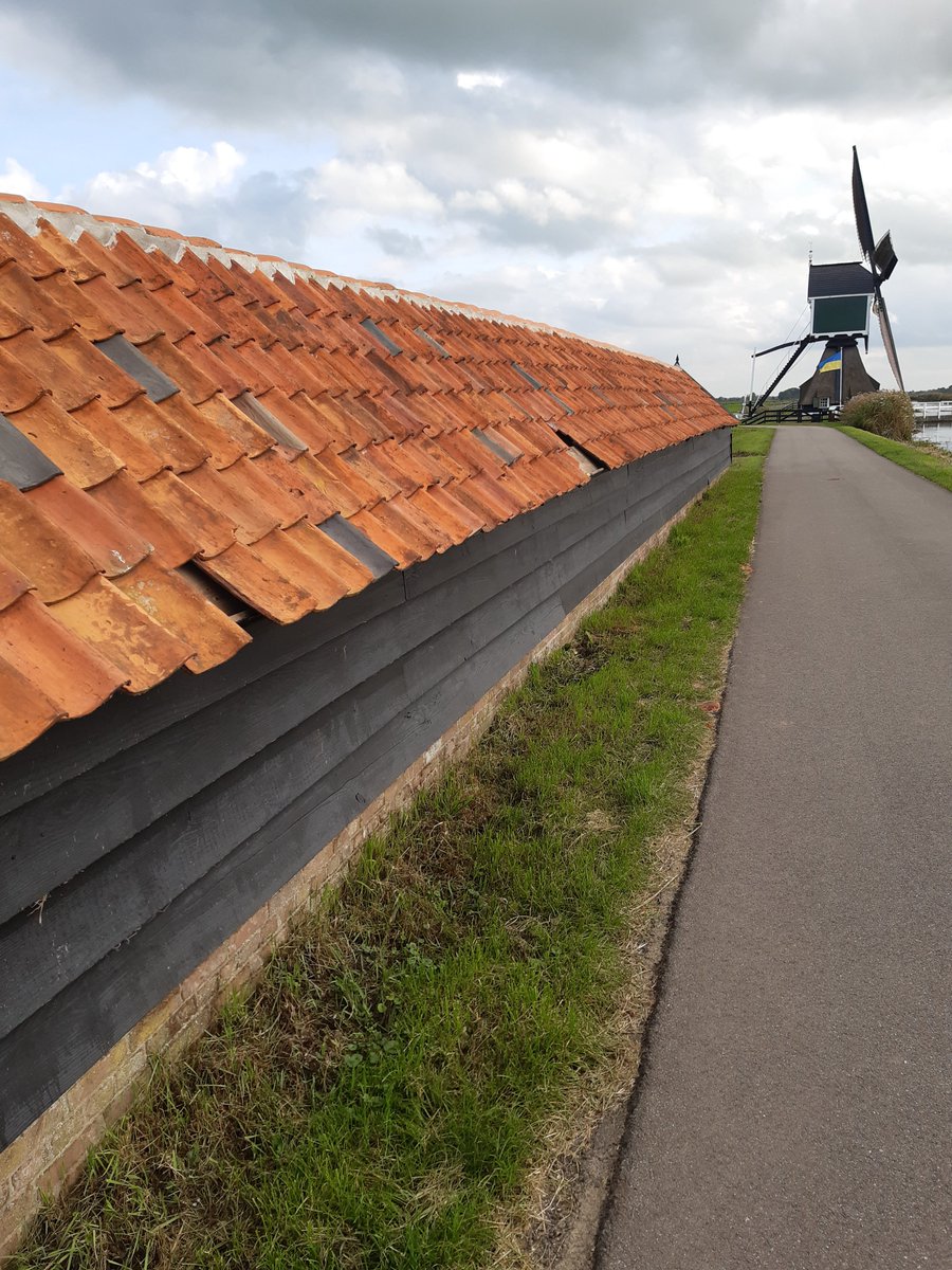 Prachtig gerestaureerde #roedenloods slachtoffer van zinloze vernieling. Ik constateerde het vanmiddag tijdens m'n wandeling over de Molenkade te Groot-Ammers. #onbegrijpelijk