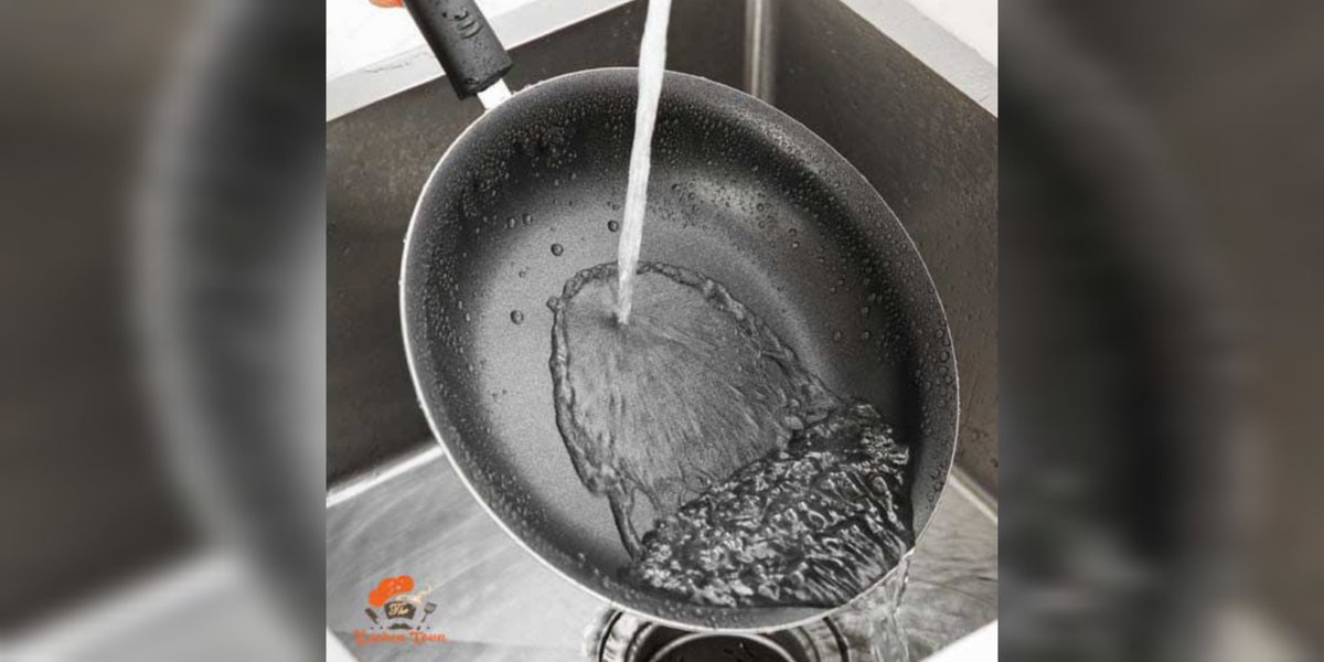 TheKitchenTown's tweet photo. Remains of stuck food, grease, oil … Although the pans are our right hand in the kitchen, we do not always clean them properly. 
For more details visit our website 👉👉👉
https://t.co/Lb8DQYojVz

#kitchen #kitchendesign #kitchendecor #KitchenLife #USA #ContentCreator #WhatsApp https://t.co/HFNeh1MATz