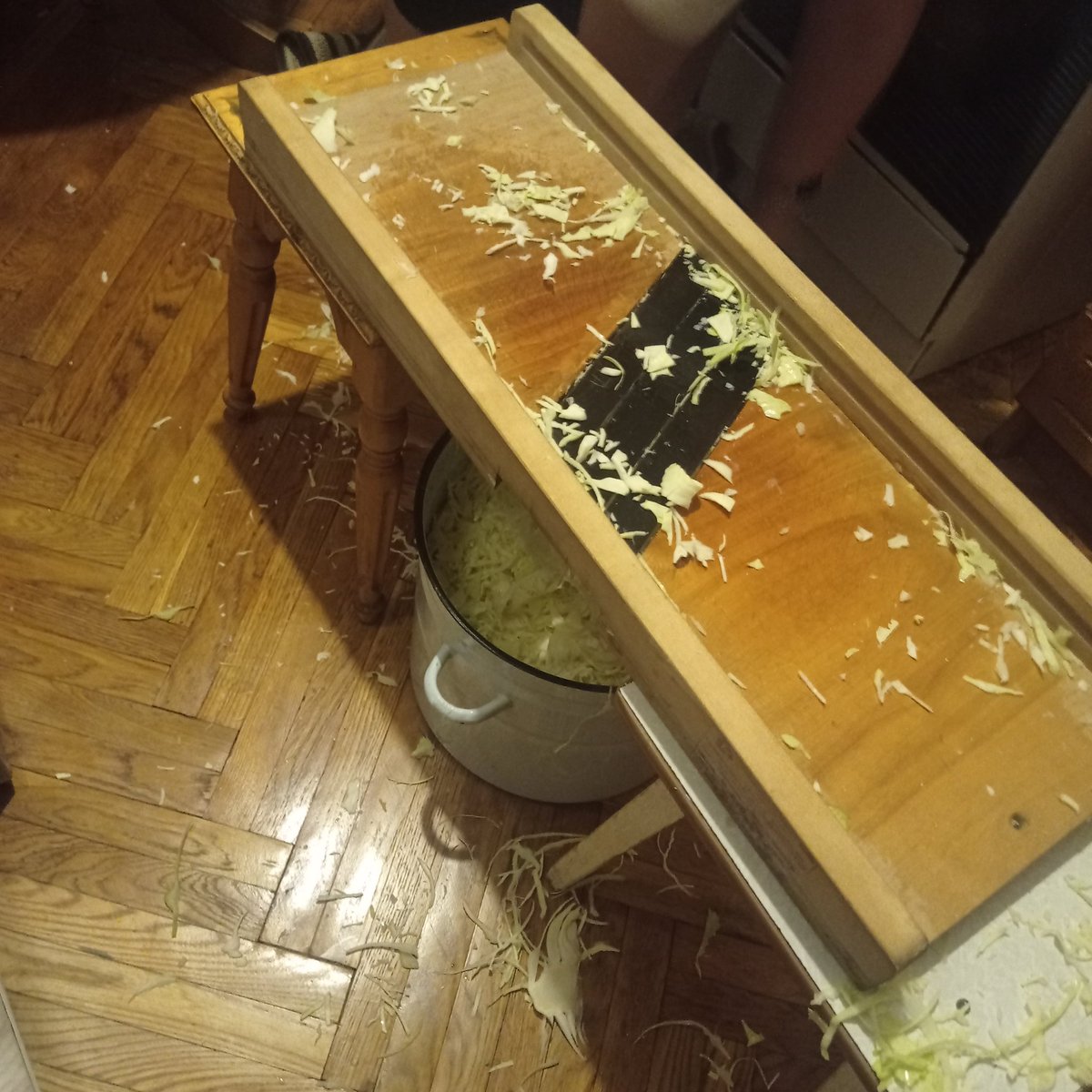 Мальчик в 20: квасит = пьет много водки
Мужчина в 20 с лихуем: квасит капусту