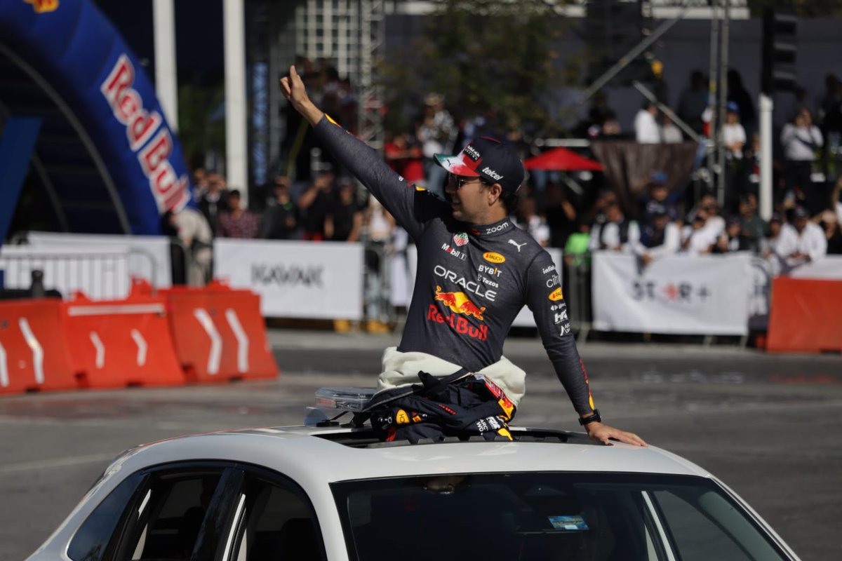 ELOCCIDENTAL's tweet photo. 🔴 #EnVivo | Momento en que Checo Pérez saluda a sus fans 
Red Bull Show Run GDL 2022
📸 @DTmayo17  
➡️ https://t.co/LhDrPMnG5s https://t.co/aszqfx95Ce