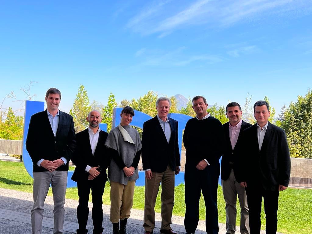 chile_tf's tweet photo. 21 de Oct. 
Rector @FedericoValdesL junto al  Vicerrector de Innovación y Desarrollo, @dcontesse y el equipo UDD de ChTF se reunieron con Carlo Papa, Dir. Ejecutivo Fund. Enel, y @purzuafrei y @andrespalma de la Gerencia de RI de Enel, para conversar sobre esta iniciativa. https://t.co/6TDmIlS4fx