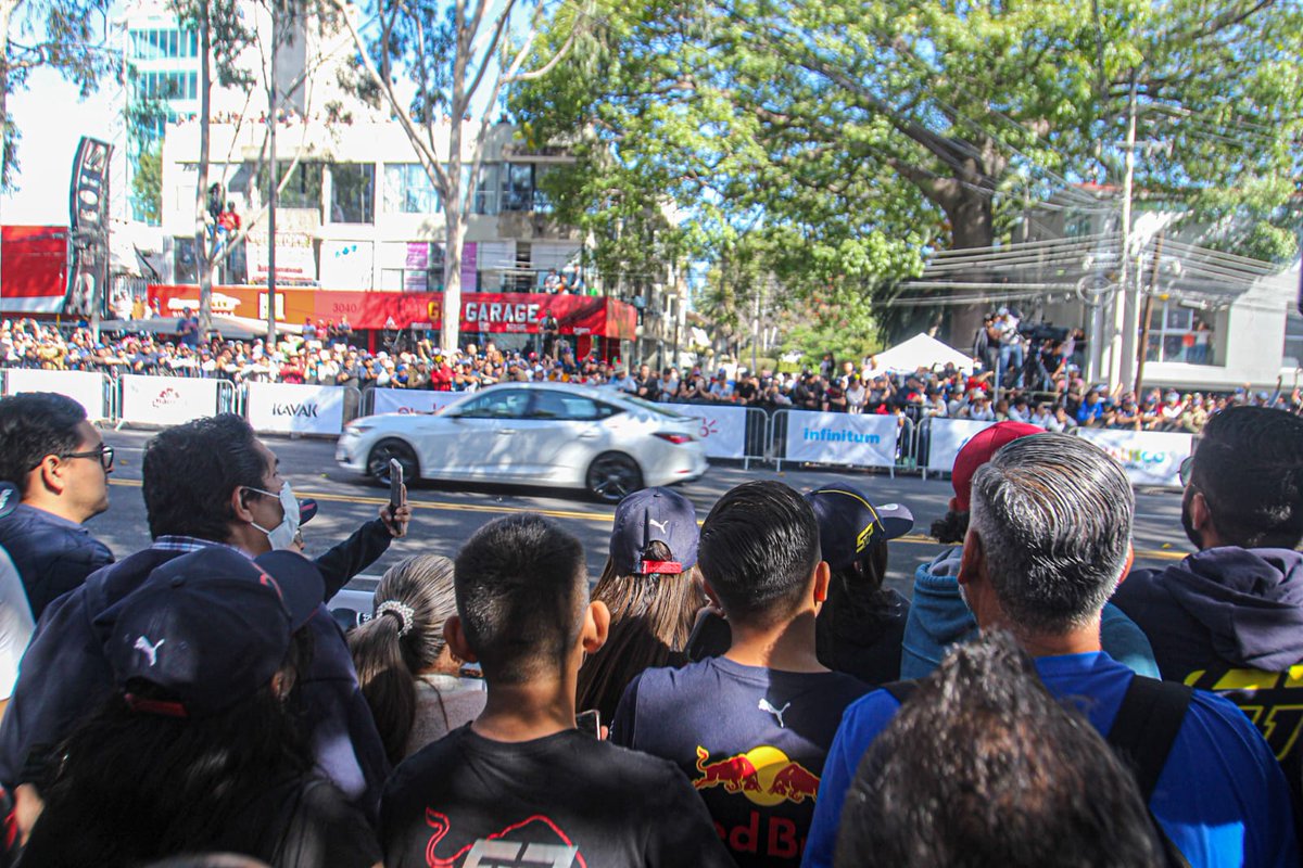 ELOCCIDENTAL's tweet photo. 🔴 #EnVivo | El ambiente durante el Red Bull Show Run GDL 2022, los fan disfrutan de la exhibición de Checo Pérez 
📸 @JosAurelioMaga1  
➡️ https://t.co/LhDrPM6D3s https://t.co/fKX40IFzph