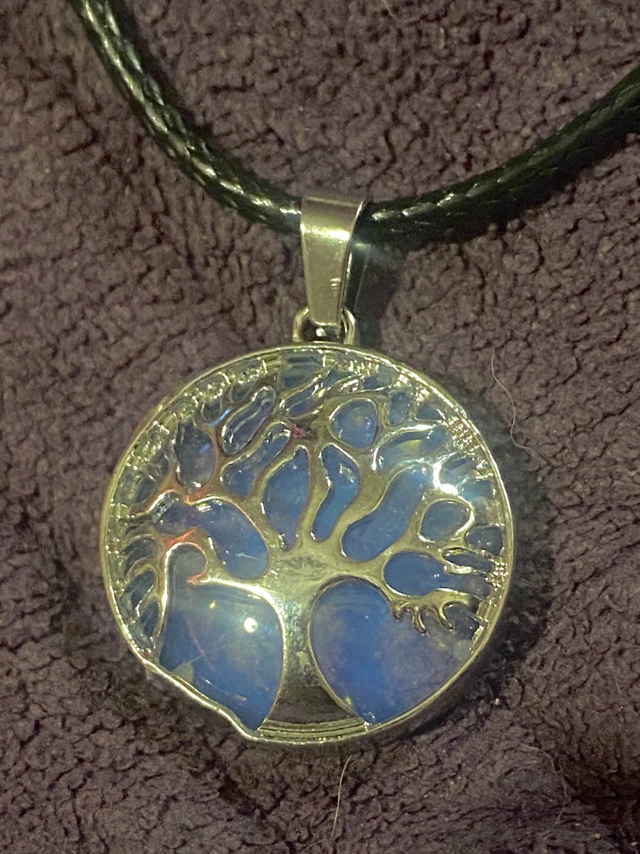 merikuros's tweet image. ✨🌳 I present to y’all a new set of vibrant Tree of Life necklaces 🌳✨

Gorgeous necklaces available for just $13 shipped + 30% off with code SPOOKI 👻🥰 

✨Link below✨