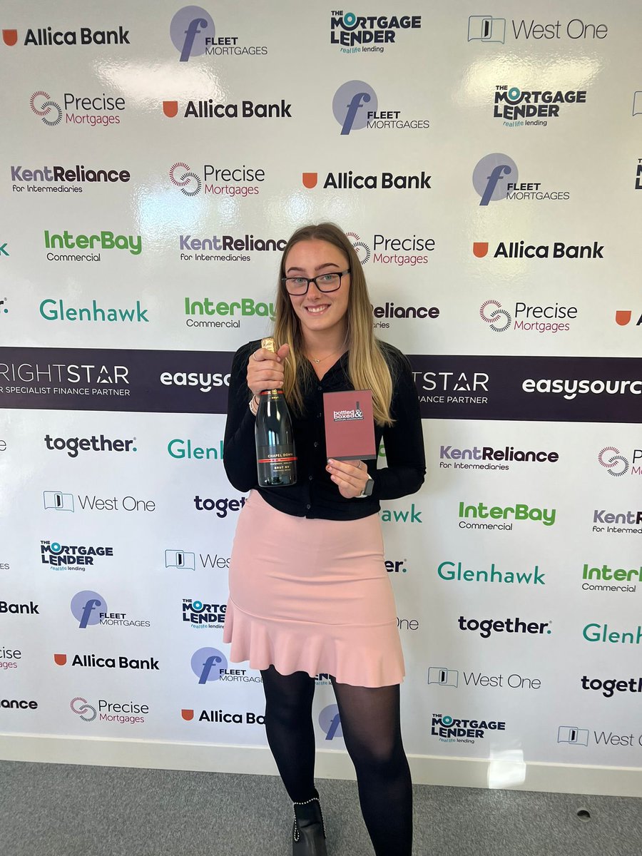 Rhiannon received a wonderful card and bottle in recognition for all of her hard work on a particular introducer’s case today- Rhiannon works hard to ensure cases are managed to the best of her ability and has clearly impressed a client here by doing #whatwedobest👊🏼⭐️💜
