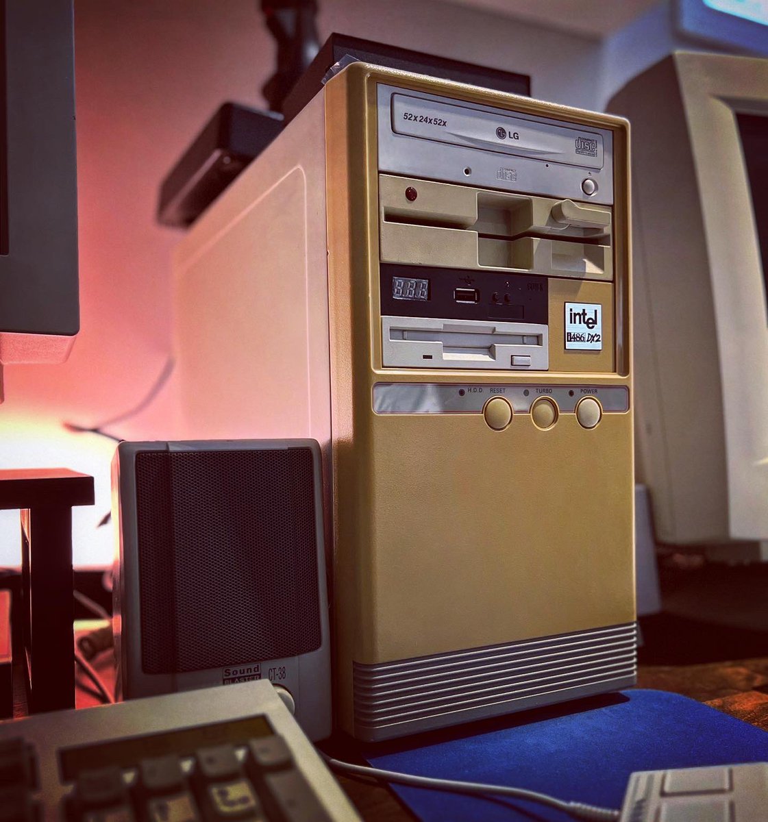 thewaybackplybk's tweet photo. Bringing this little guy up-to-speed from 8 to 16MB. Might do an SSD upgrade. The current drive sounds like a jet engine. Thoughts? #thewaybackplayback #retropcbuild #retrophotography #RETROGAMING https://t.co/Xv87flHdKh