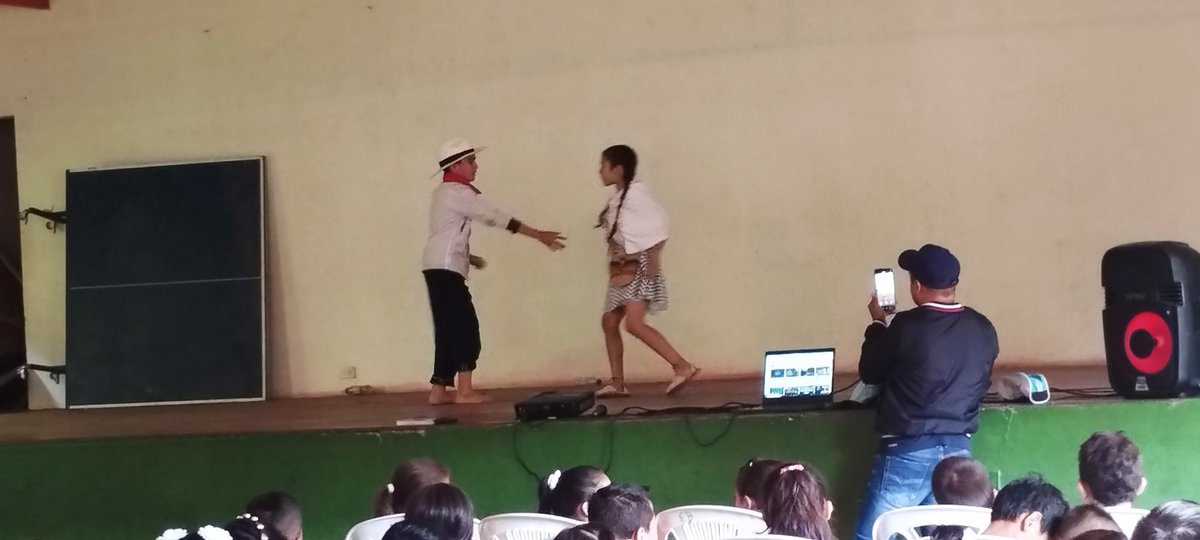 SPBREYES's tweet photo. Así celebran los niños las fiestas patrias en Caparrapi. Sede Simón Bolívar https://t.co/ftatk67BGG
