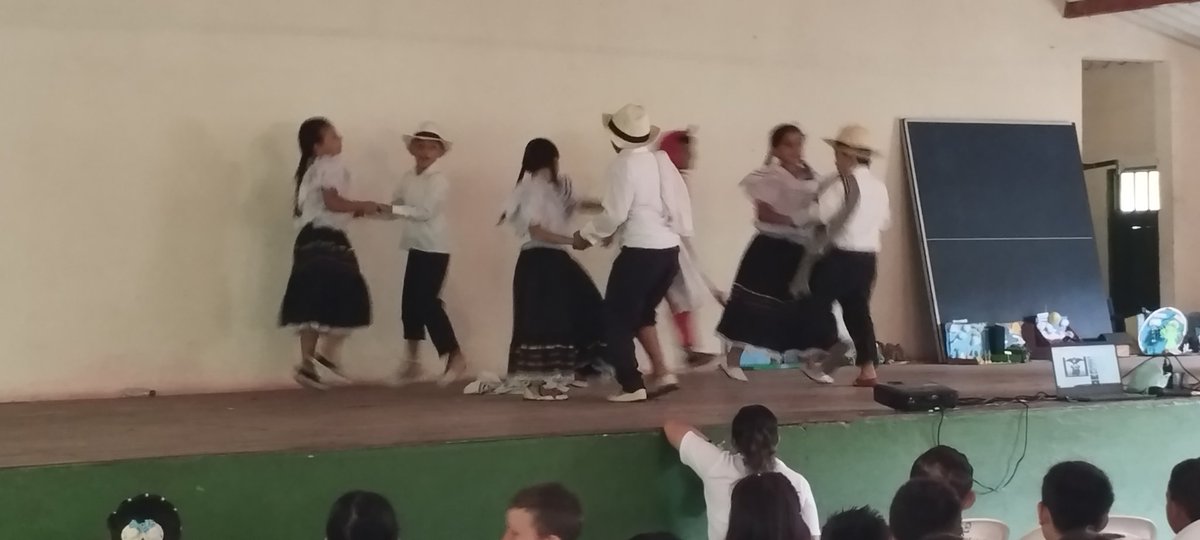 SPBREYES's tweet photo. Así celebran los niños las fiestas patrias en Caparrapi. Sede Simón Bolívar https://t.co/ftatk67BGG