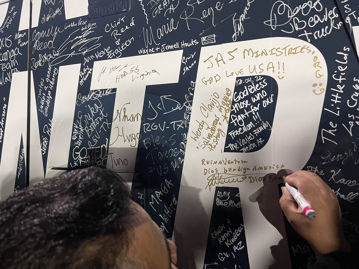 wendykclavijo's tweet image. #Nov8 son las elecciones (14 días) y pronto la comunidad latina y #VA07 celebrara el gane de nuestra querida @yestoyesli 🗳 

Yesli, hija de padres inmigrantes salvadoreños y quien se convertirá en la 1er congresista de raices Salvadoreños en ocupar esa silla en EEUU 🧵