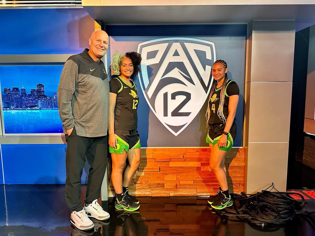 Put it on the family Christmas card 🎄 #GoDucks x #Pac12WBB