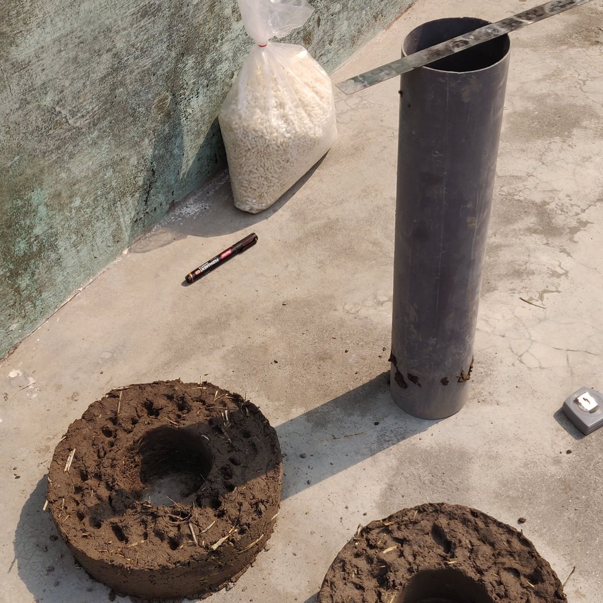 tinyfarmlab's tweet photo. May 3rd 2021 (1/2)
Starting your natural building journey by building something small gives you the required momentum and confidence. We made this Rocket Stove “Rocket Rana” learning from the posts of @smokelesscookstove_team

#rocketstove #chulha #smokeless #naturalbuilding #cob https://t.co/0P1PYiSCfw