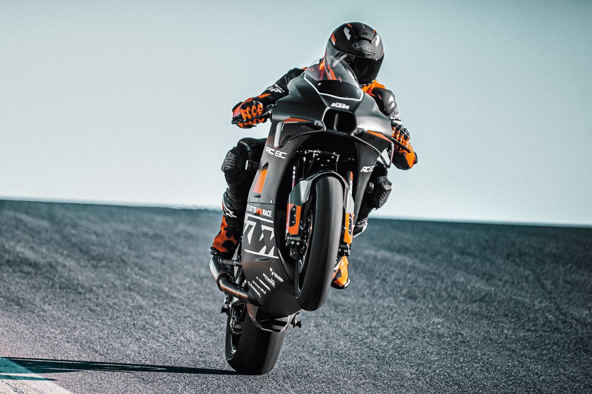 KTM_UK's tweet photo. Engineered to dominate the track, the 2023 KTM RC 8C combines the ultra-potent 135 hp LC8c engine with a super-lightweight frame and leading WP APEX PRO suspension.
Limited to just 200 units.
Full spec and pre-order info - https://t.co/OwIOPnlekf
#KTM #KTMRC8C #FindTheEdge https://t.co/XFrG4aZ73O