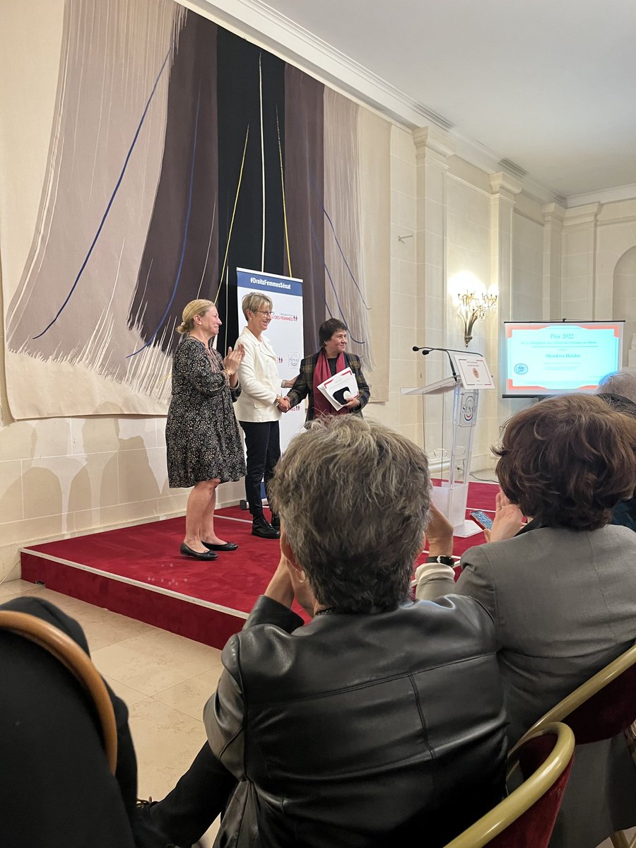 ChahlaCHAFIQ's tweet photo. Ce soir, Shoukria Haidar, inlassable militante pour les droits des femmes en Afghanistan, a reçu le Prix 2022 de la délégation aux droits des femmes du Sénat.
Comme elle, je fais le voeux que les pouvoirs occidentaux ne reconnaissent jamais le régime taliban. https://t.co/dVcgTVDSlx
