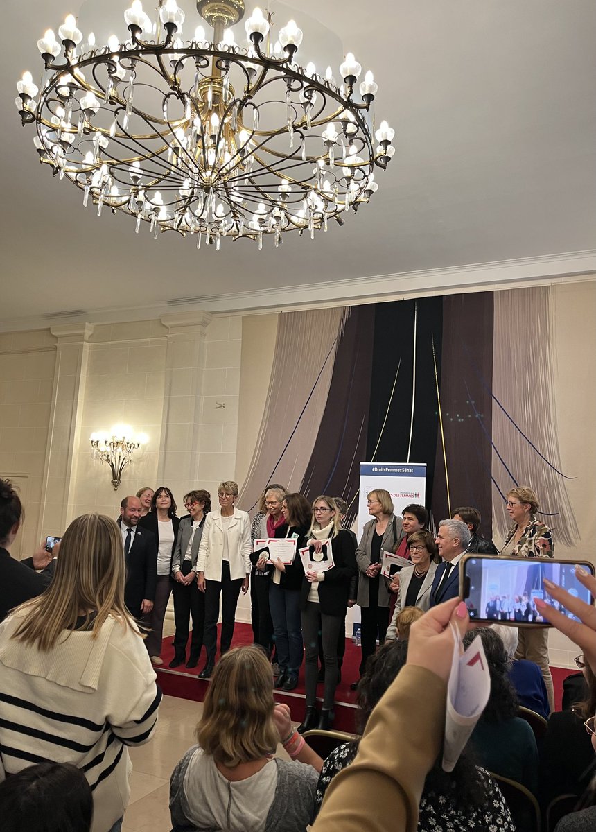ChahlaCHAFIQ's tweet photo. Ce soir, Shoukria Haidar, inlassable militante pour les droits des femmes en Afghanistan, a reçu le Prix 2022 de la délégation aux droits des femmes du Sénat.
Comme elle, je fais le voeux que les pouvoirs occidentaux ne reconnaissent jamais le régime taliban. https://t.co/dVcgTVDSlx