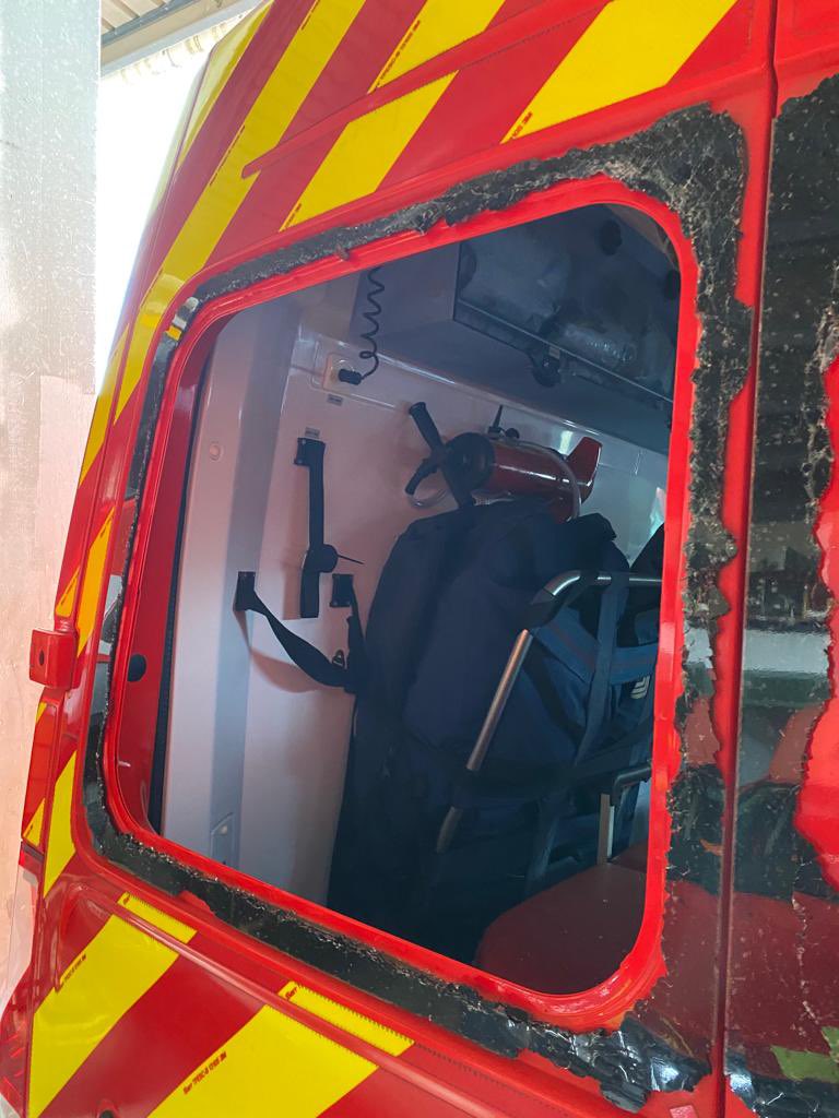 sdis976's tweet photo. 🛑 2ème agression contre les sapeurs-pompiers du #sdis976 en 3 jours alors qu’ils portaient secours. 

Des jets de projectiles ont brisé les vitres et endommagé la carrosserie. 
L’ambulance sera indisponible plusieurs semaines 👎🏾 INADMISSIBLE! #TouchePasMonPompier https://t.co/YxNrfwBZJw