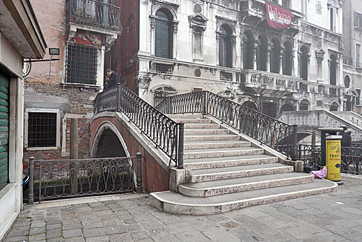 alberto_sanavia's tweet photo. #25novembre 1760, #Venezia: in un magazzino di Ruga Giuffa il facchino Tomaso #Serafin uccide accidentalmente con un colpo alla gola il soldato Giovanni #Mazzon, che gli aveva prestato la sua pistola per osservarla. Viene bandito il #7maggio dellโanno successivo https://t.co/3NsX1eco9E