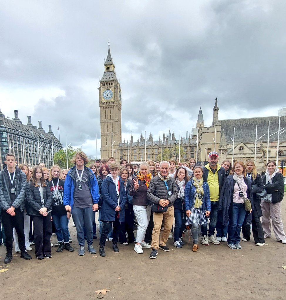 gavinwitha_g's tweet photo. On a Westminster Highlights Tour today, as the new Prime Minister Rishi Sunak delivers his speech to the nation. #gavinwithag #walkingtours #rishisunak #pm #housesofparliament #bigben #westminster #britishpolitics #parliamentsquare #funtours #funtourguide #10downingstreet https://t.co/Z0QZlOWGVR
