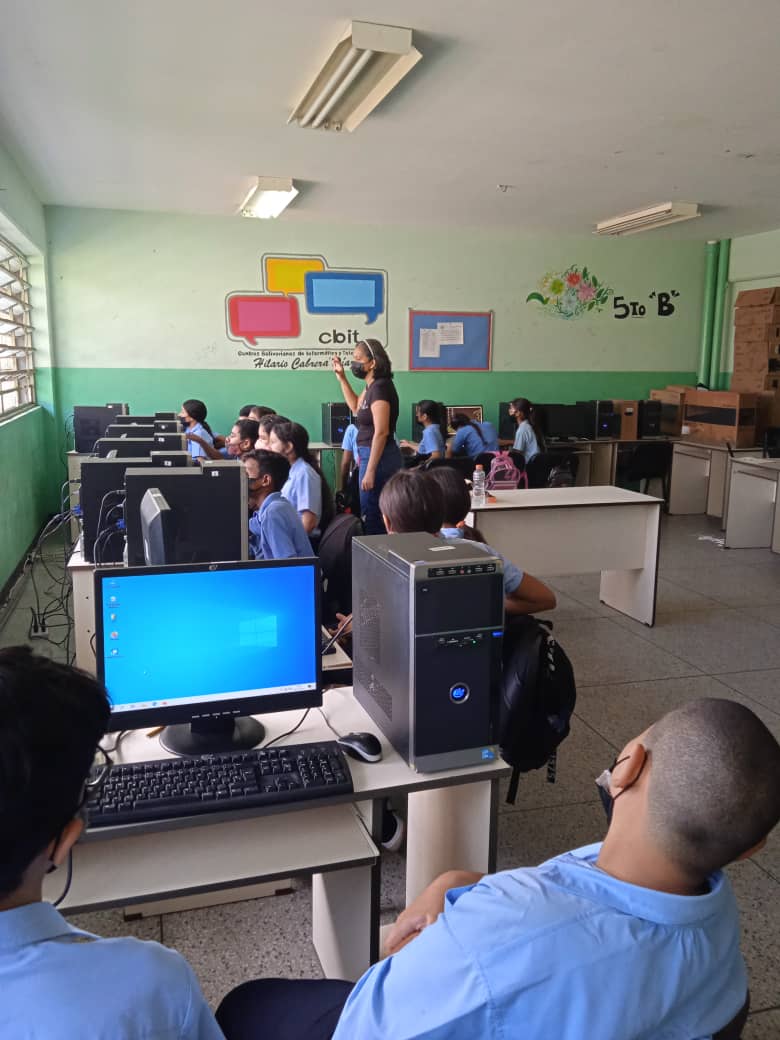 JimenezYanly's tweet photo. Hoy 25/10/22 en el Cbit Hilario Cabrera Díaz del municipio Girardot Parroquia Andrés Eloy Blanco de la UEN Valentín Espinal con su tutor la prof Ingrid Hernández con los estudiantes de 1año en el taller de formación de Office Libre.
@pedrogordon2121 
@leivi24 
@fundabitAragua https://t.co/lVQe7LUsAL