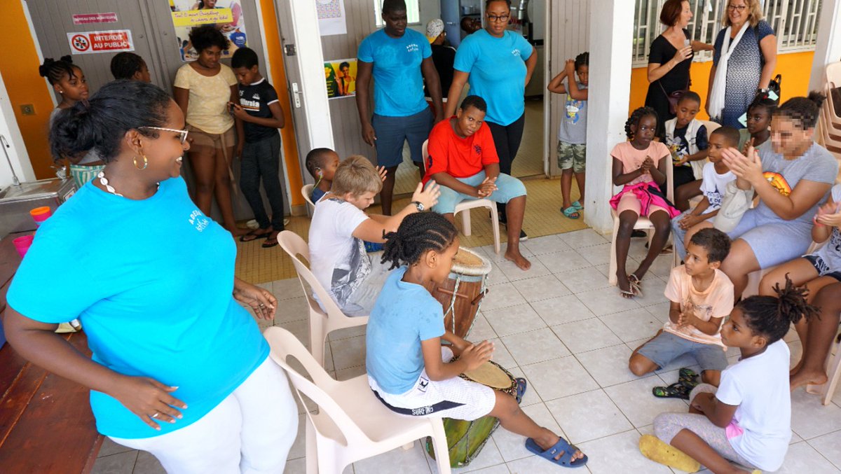 AcGuadeloupe's tweet photo. La rectrice @gangloffchris a rencontré les 40 enfants accueillis dans le cadre de la #coloapprenante animée par l’ass. #ADEDA.
Des enfants ravis de découvrir des activités pédagogiques et ludiques autour du #développementdurable, de l’#agroécologie et de l’#agrotransformation ! https://t.co/JAyOe9To38