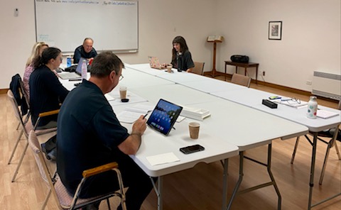 Dernière classe de maître de l’année 2022! Nous sommes heureux de voir vos beaux visages souriants :-) Merci à Marie-Eve Bourassa (notre écrivaine-formatrice) et aux participant.e.s pour leur générosité. Nous vous souhaitons la meilleure continuation dans vos projets d’écriture!