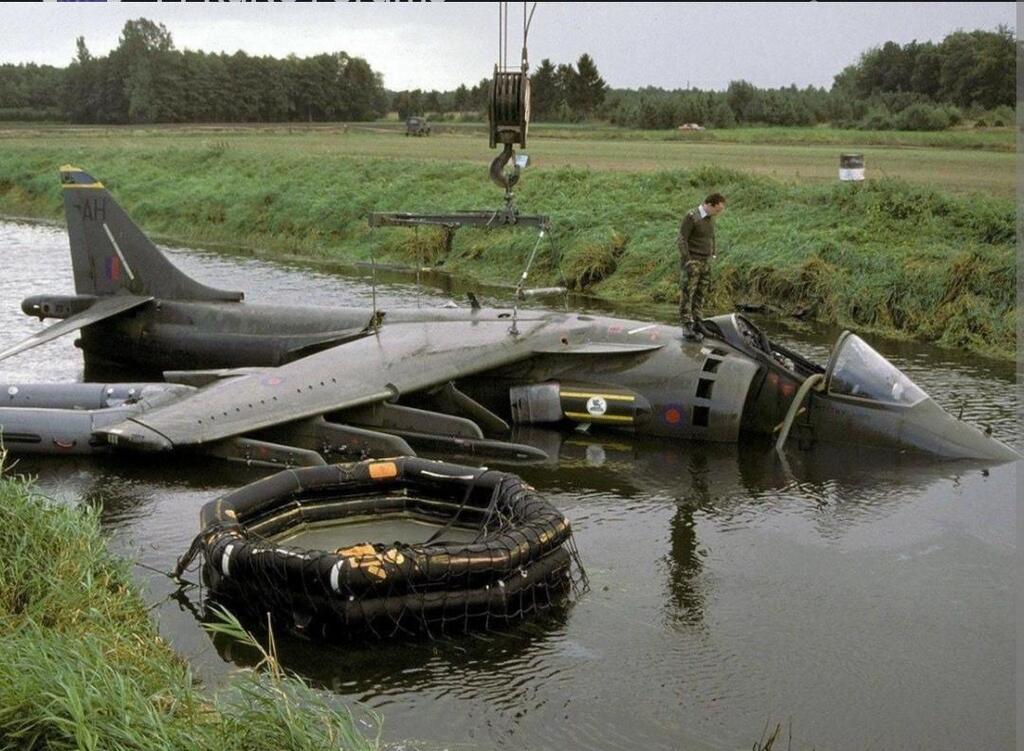 warplane_porn's tweet photo. Harrier accident 08/30/1991 in Gutersloh [1080x792] from /u/Gato_Maconha at #WarplanePorn ➡ https://t.co/PNBykDzKel https://t.co/xAuPUKP6I8